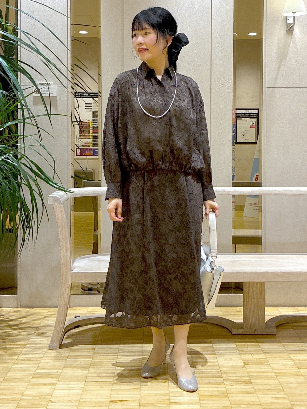 ベージュ系のカーディガン/ボレロ、ブラウン系のシャツ/ブラウス、ブラウン系のスカートを着用したレディースの春コーディネートの5枚目の写真