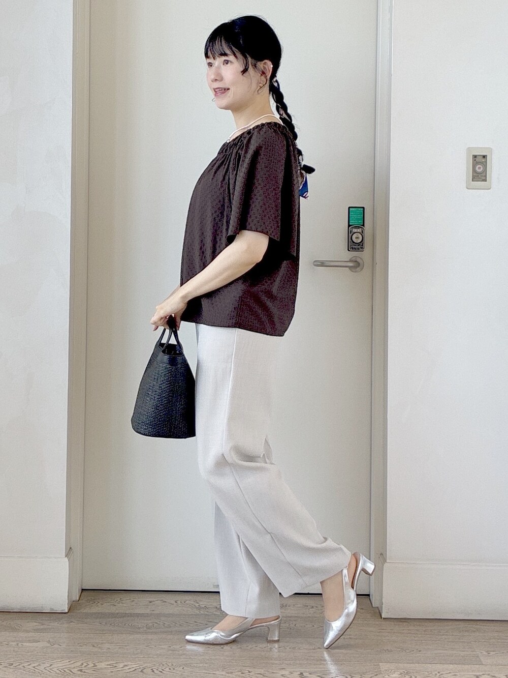 ベージュ系のその他パンツ、ブラウン系のシャツ/ブラウス、ブラック系のショルダーバッグを着用したレディースの春コーディネートの2枚目の写真