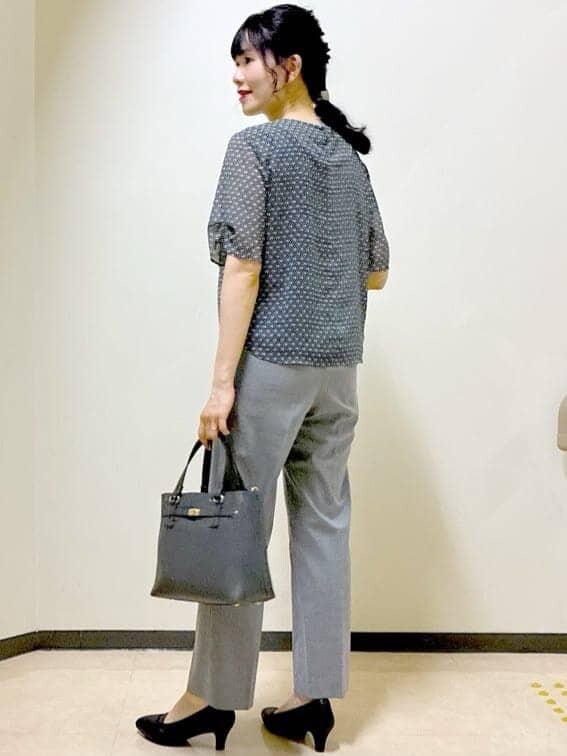 グレー系のノーカラージャケット、ブルー系のシャツ/ブラウス、グレー系のその他パンツを着用したレディースの夏コーディネートの4枚目の写真