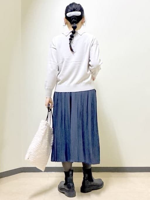 グレー系のニット/セーター、ブルー系のその他パンツ、ブラック系のブルゾンを着用したレディースの冬コーディネートの3枚目の写真