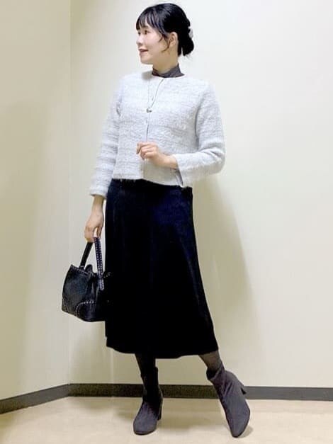グレー系のカーディガン/ボレロ、グレー系のニット/セーター、ブラック系のスカートを着用したレディースの冬コーディネートの7枚目の写真