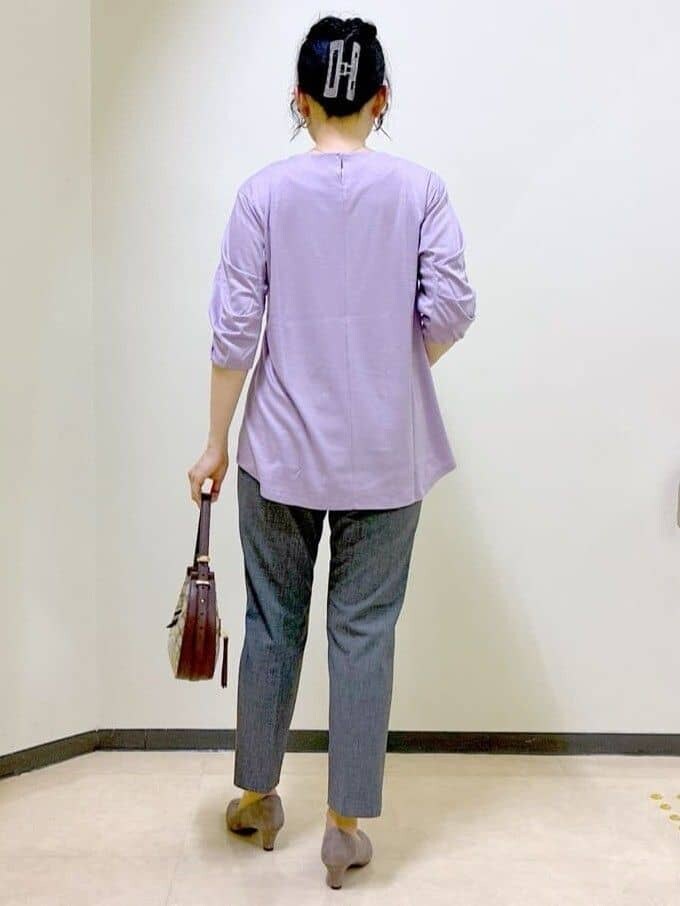 パープル系のTシャツ/カットソー、ブラック系のその他パンツ、イエロー系のショルダーバッグを着用したレディースの秋コーディネートの3枚目の写真