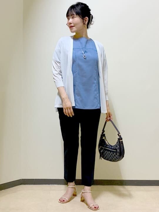 グレー系のカーディガン/ボレロ、ブルー系のシャツ/ブラウス、ブルー系のその他パンツを着用したレディースの夏コーディネートの6枚目の写真