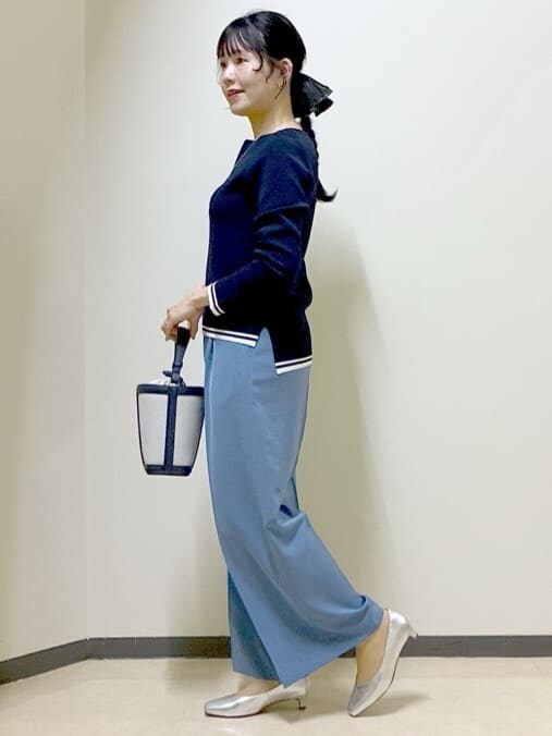 ブルー系のニット/セーター、ブルー系のその他パンツ、グレー系のパーカーを着用したレディースの春コーディネートの2枚目の写真