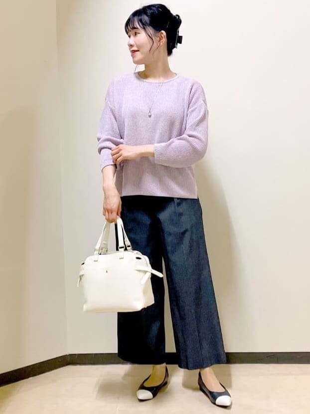 ピンク系のニット/セーター、ブルー系のその他パンツ、ベージュ系のピーコートを着用したレディースの春コーディネートの6枚目の写真