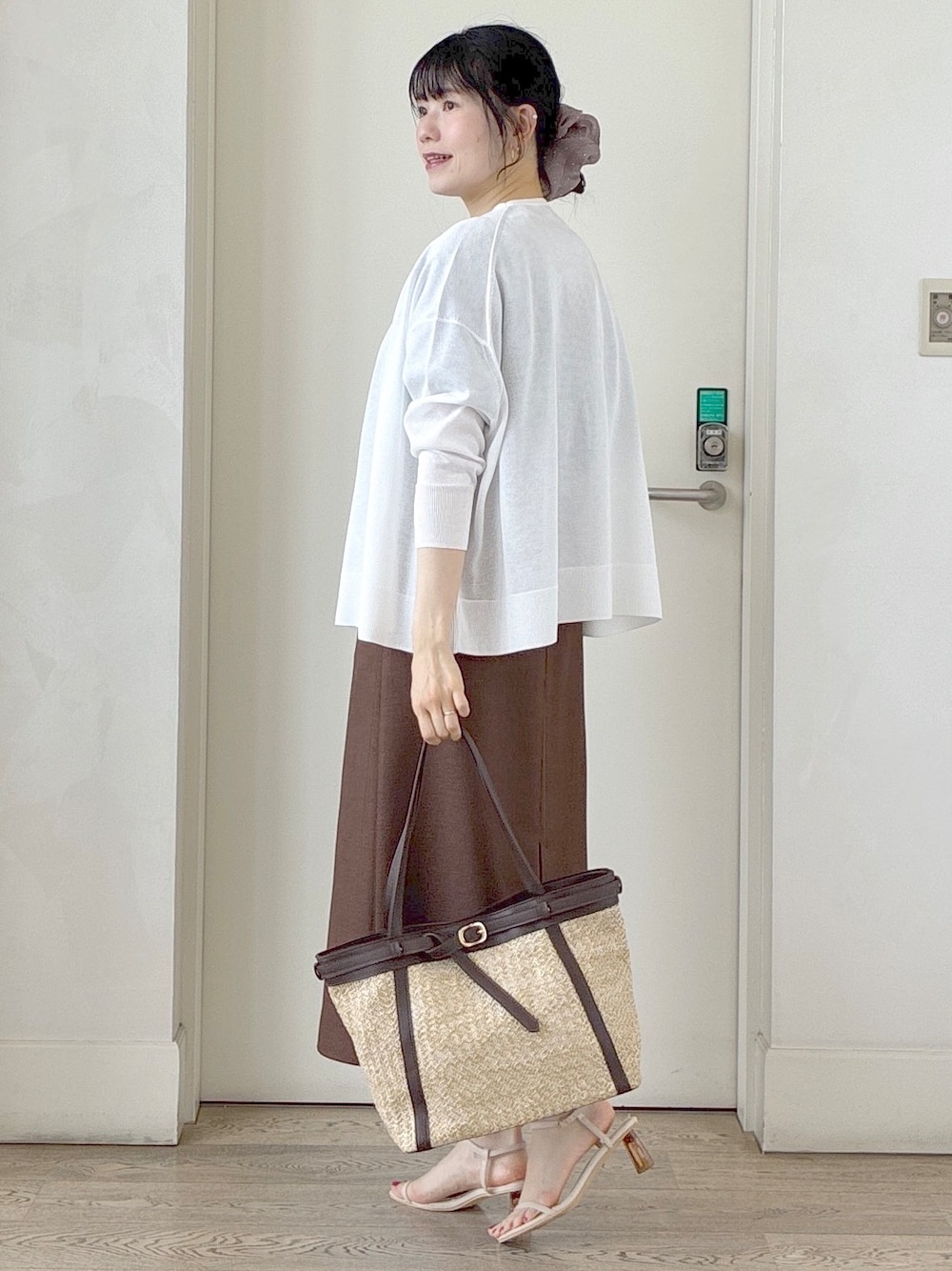 ホワイト系のカーディガン/ボレロ、ブルー系のシャツ/ブラウス、グレー系のタンクトップを着用したレディースの夏コーディネートの4枚目の写真