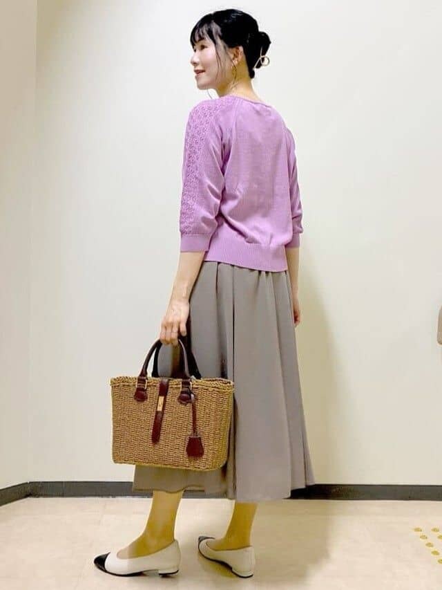 ブルー系のデニムジャケット、ピンク系のニット/セーター、ブラウン系のスカートを着用したレディースの春コーディネートの8枚目の写真