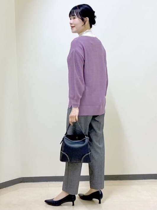 ピンク系のニット/セーター、ベージュ系のニット/セーター、ブラック系のその他パンツを着用したレディースの冬コーディネートの4枚目の写真