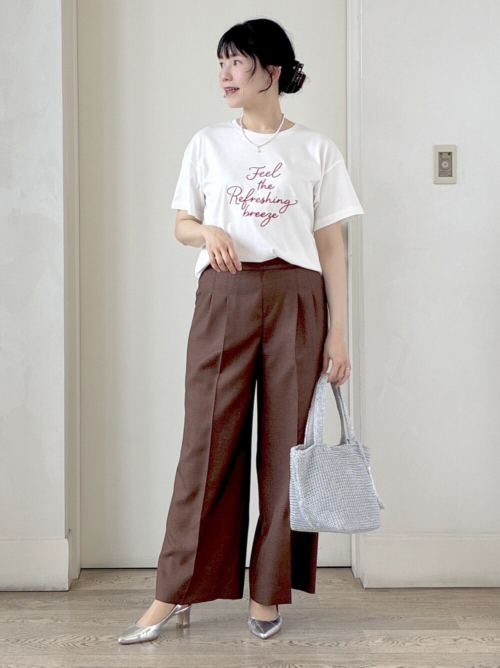 ホワイト系のTシャツ/カットソー、ブラック系のベスト、ブラウン系のその他パンツを着用したレディースの春コーディネートの9枚目の写真