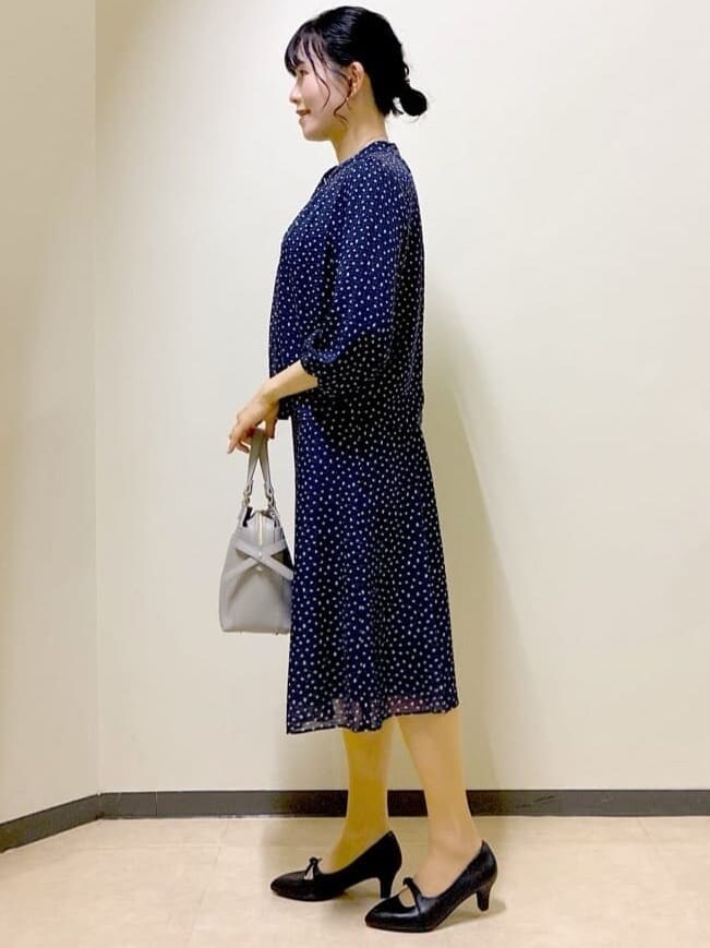 ブルー系のシャツ/ブラウス、ブルー系のスカート、ブルー系のスカートを着用したレディースの春コーディネートの2枚目の写真