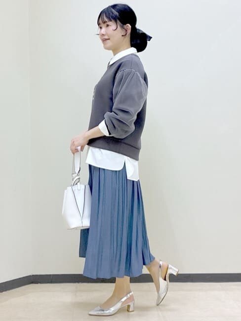 グレー系のTシャツ/カットソー、ホワイト系のシャツ/ブラウス、ブラック系のその他パンツを着用したレディースの春コーディネートの10枚目の写真