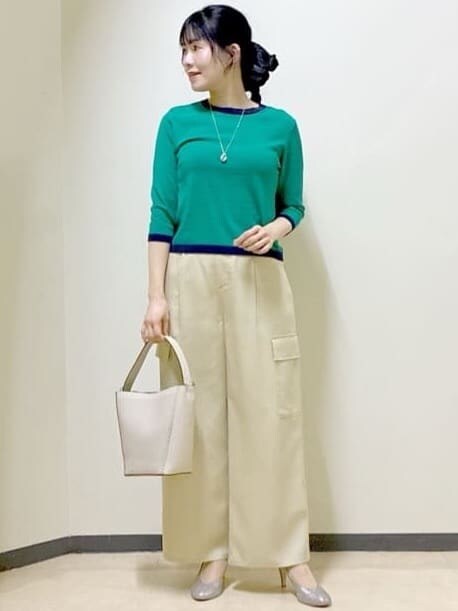 ベージュ系のその他パンツ、ベージュ系のショルダーバッグ、グリーン系のニット/セーターを着用したレディースの春コーディネートの9枚目の写真