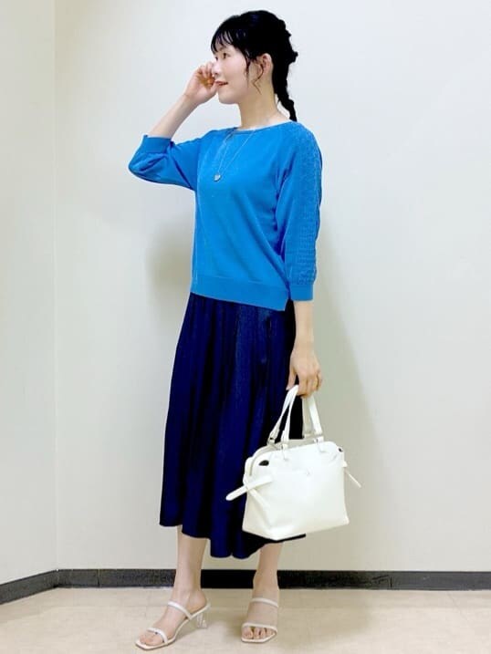 ブルー系のニット/セーター、ブルー系のその他パンツ、グレー系のニット/セーターを着用したレディースの夏コーディネートの8枚目の写真
