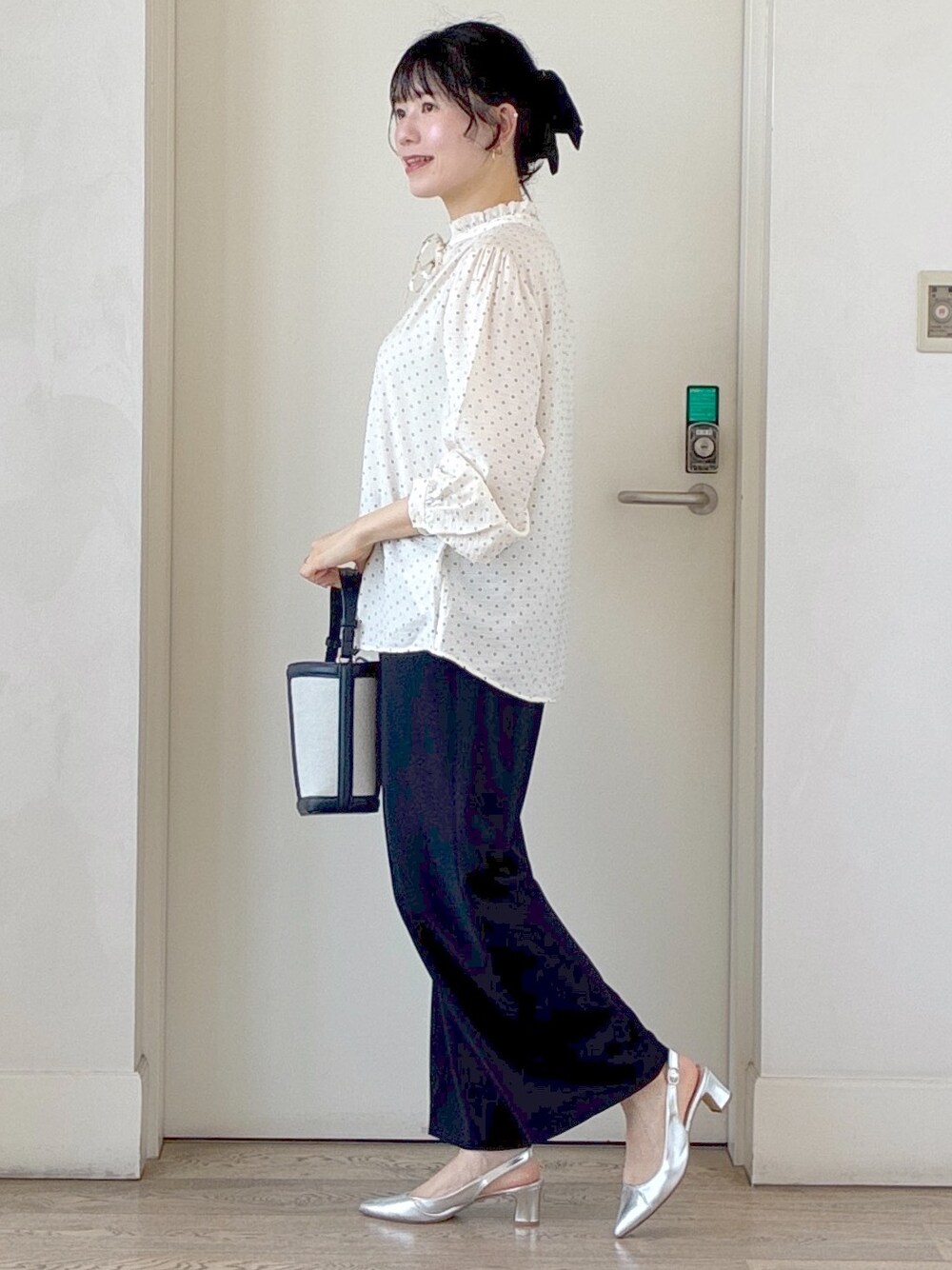 ベージュ系のシャツ/ブラウス、ブルー系のその他パンツ、ブルー系のショルダーバッグを着用したレディースの夏コーディネートの2枚目の写真