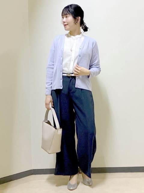 グリーン系のノーカラージャケット、ブルー系のその他パンツ、パープル系のカーディガン/ボレロを着用したレディースの春コーディネートの6枚目の写真