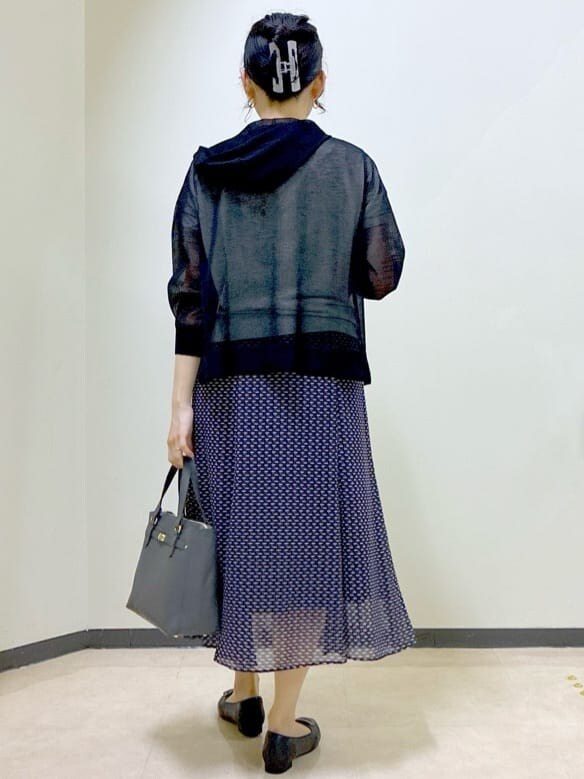 ブラック系のカーディガン/ボレロ、グレー系のニット/セーター、ブルー系のスカートを着用したレディースの秋コーディネートの3枚目の写真