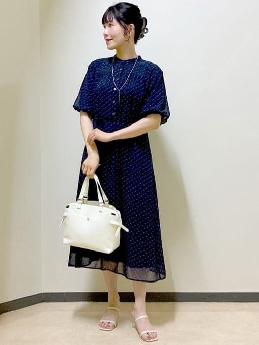 ブルー系のワンピース、グレー系のカーディガン/ボレロ、ホワイト系のトートバッグを着用したレディースの夏コーディネートの5枚目の写真