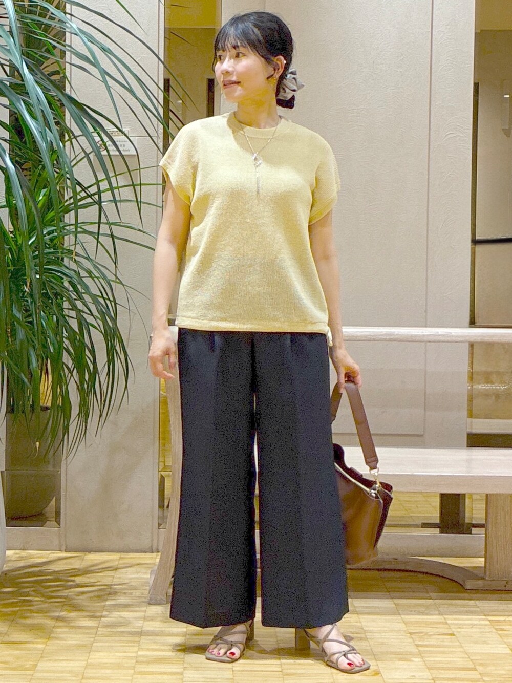 ホワイト系のニット/セーター、ベージュ系のタンクトップ、ブルー系のその他パンツを着用したレディースの夏コーディネートの5枚目の写真