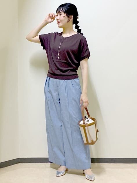 ブラウン系のニット/セーター、ブルー系のその他パンツ、グレー系のブルゾンを着用したレディースの春コーディネートの7枚目の写真