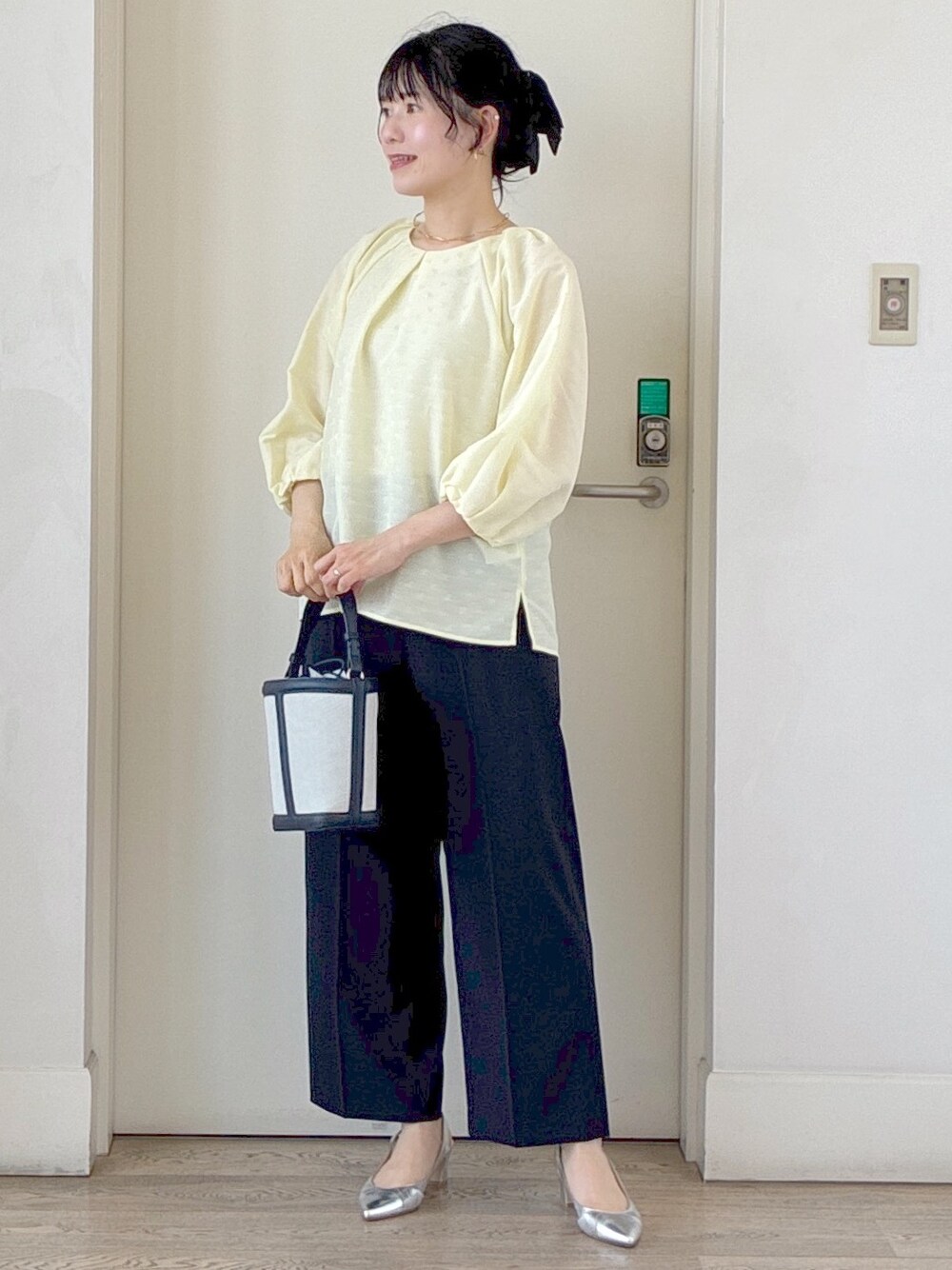 イエロー系のシャツ/ブラウス、ブルー系のその他パンツ、ブルー系のショルダーバッグを着用したレディースの夏コーディネートの9枚目の写真