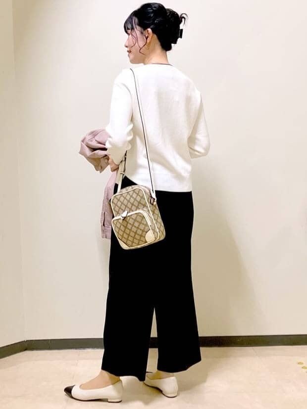 ホワイト系のニット/セーター、ピンク系のデニムジャケット、ブラック系のその他パンツを着用したレディースの春コーディネートの5枚目の写真