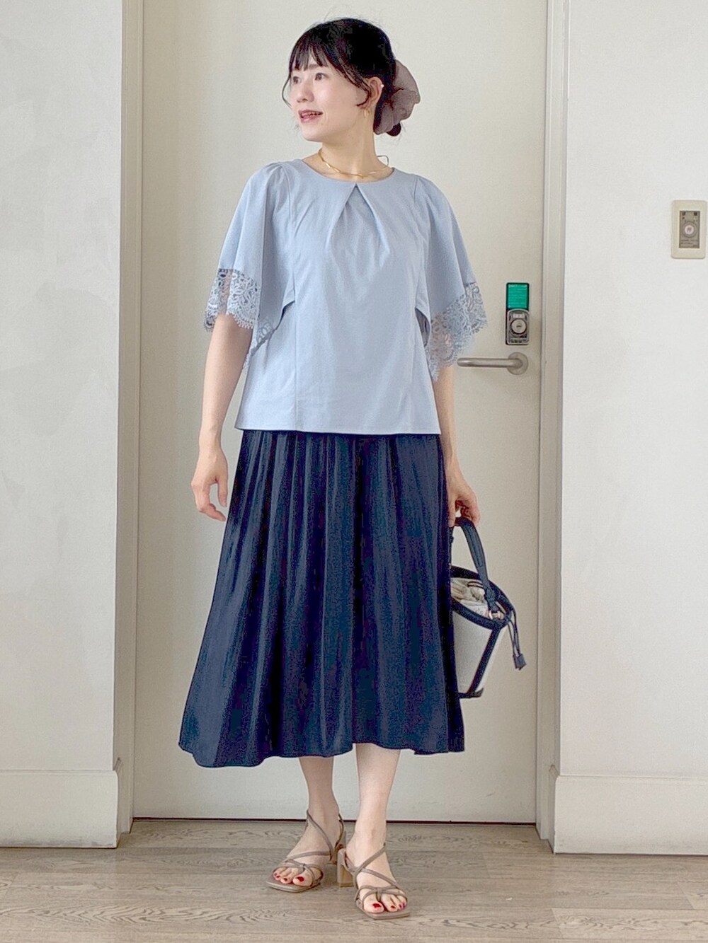 ブルー系のTシャツ/カットソー、ブルー系のブルゾン、ブルー系のその他パンツを着用したレディースの夏コーディネートの5枚目の写真