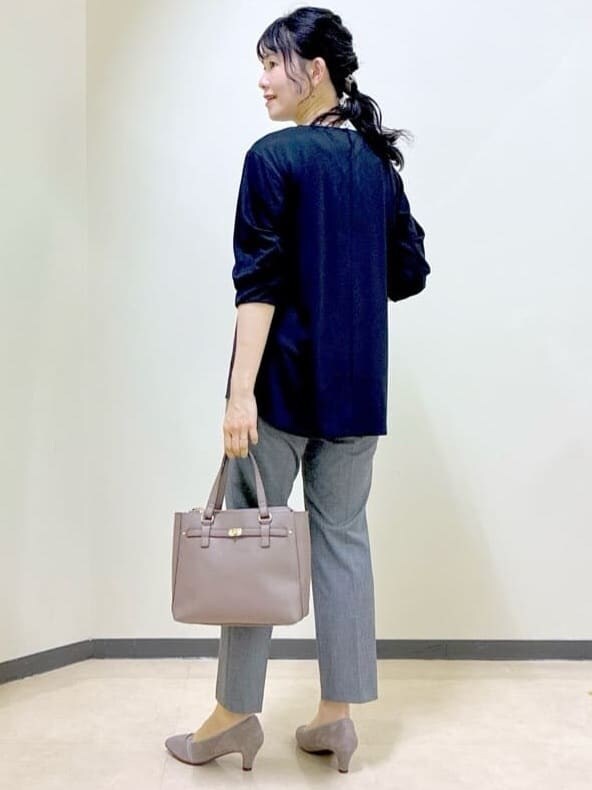 ブラック系のシャツ/ブラウス、ブラック系のその他パンツ、ブルー系のTシャツ/カットソーを着用したレディースの秋コーディネートの10枚目の写真