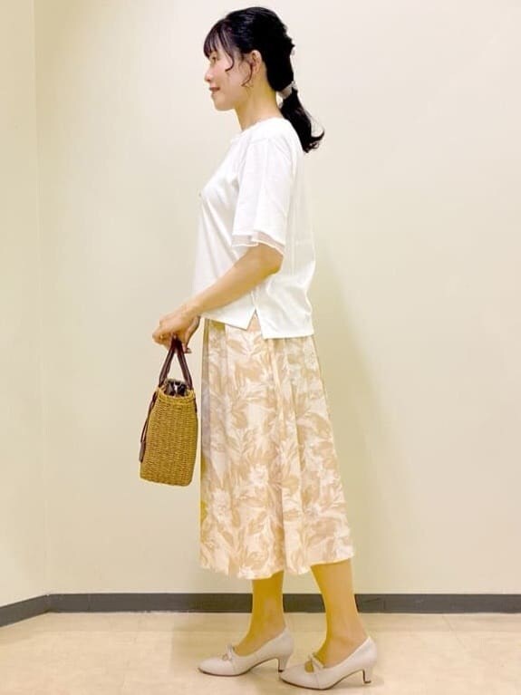 ホワイト系のTシャツ/カットソー、ベージュ系のノーカラージャケット、イエロー系のスカートを着用したレディースの夏コーディネートの2枚目の写真