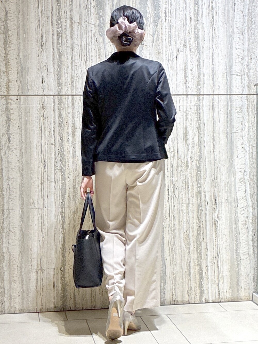 ブラック系のTシャツ/カットソー、ベージュ系のその他パンツ、ブラック系のテーラードジャケットを着用したレディースの夏コーディネートの3枚目の写真