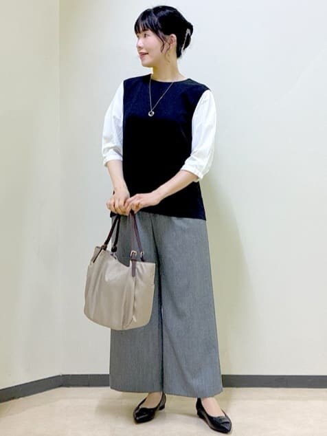 ブラック系のTシャツ/カットソー、グレー系のその他パンツ、グリーン系のその他パンツを着用したレディースの秋コーディネートの7枚目の写真