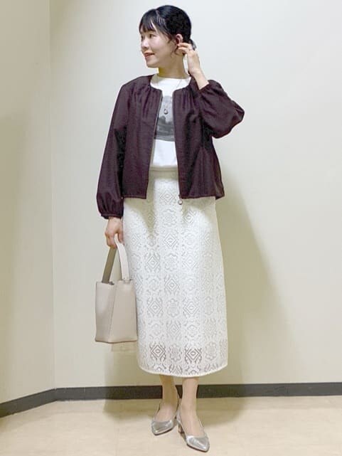 ブラウン系のブルゾン、ホワイト系のスカート、ホワイト系のTシャツ/カットソーを着用したレディースの春コーディネートの5枚目の写真