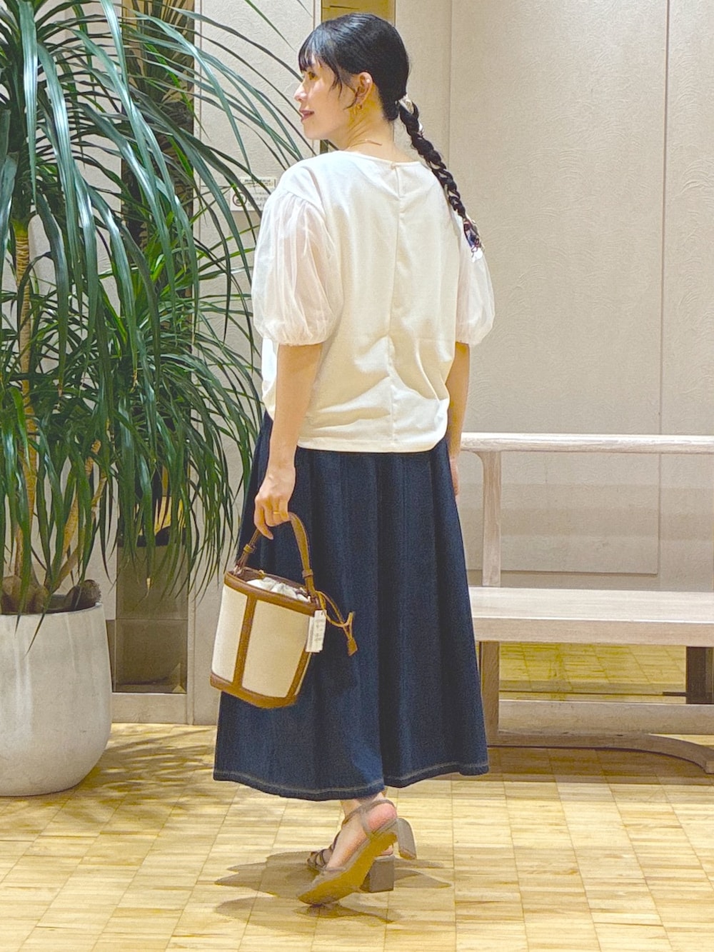 ホワイト系のTシャツ/カットソー、ブルー系のデニムスカート、グレー系のカーディガン/ボレロを着用したレディースの夏コーディネートの3枚目の写真