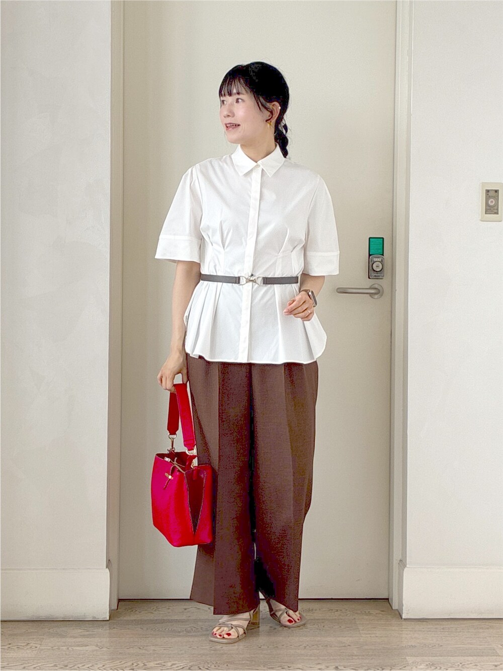 ホワイト系のシャツ/ブラウス、ブラウン系のその他パンツ、レッド系のトートバッグを着用したレディースの秋コーディネートの7枚目の写真