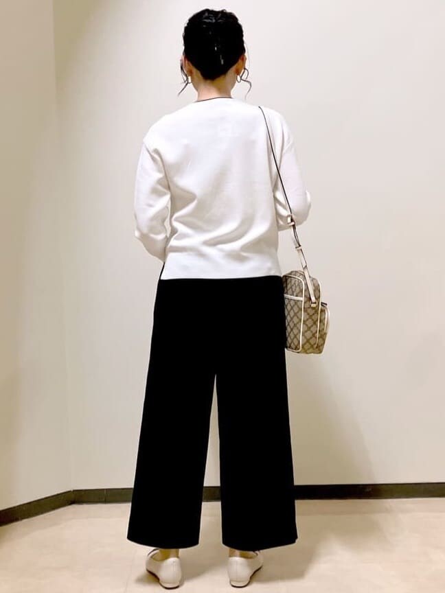 ホワイト系のニット/セーター、ピンク系のデニムジャケット、ブラック系のその他パンツを着用したレディースの春コーディネートの3枚目の写真