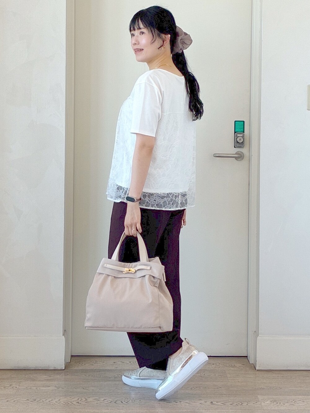 ホワイト系のTシャツ/カットソー、ブラウン系のその他パンツ、ベージュ系のトートバッグを着用したレディースの秋コーディネートの4枚目の写真
