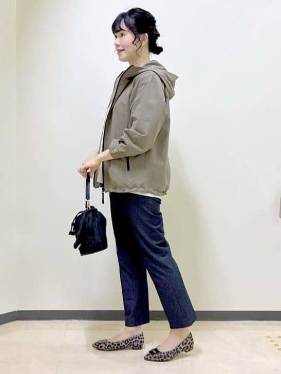 グリーン系のブルゾン、ベージュ系のTシャツ/カットソー、ブルー系のその他パンツを着用したレディースの秋コーディネートの2枚目の写真
