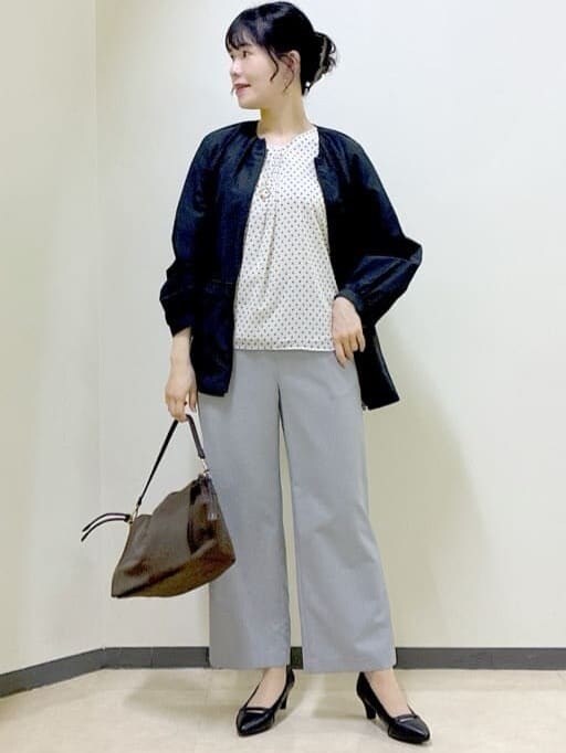 ブラック系のブルゾン、ベージュ系のシャツ/ブラウス、グレー系のその他パンツを着用したレディースの秋コーディネートの8枚目の写真