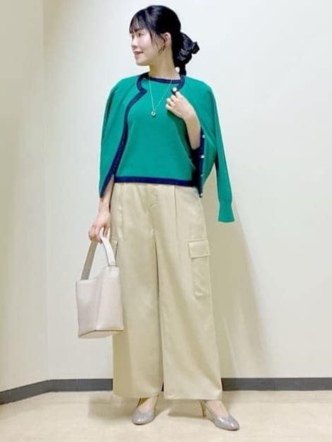 ベージュ系のその他パンツ、ベージュ系のショルダーバッグ、グリーン系のニット/セーターを着用したレディースの春コーディネートの8枚目の写真