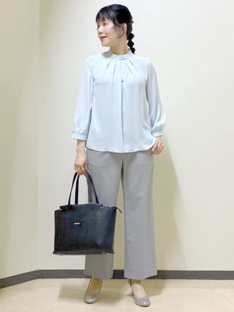 グレー系のその他パンツ、ブルー系のシャツ/ブラウス、ブルー系のテーラードジャケットを着用したレディースの春コーディネートの8枚目の写真