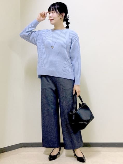 ブルー系のニット/セーター、ブルー系のその他パンツ、ブルー系のダウンジャケット/コートを着用したレディースの冬コーディネートの6枚目の写真