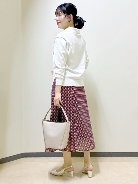 ブルー系のブルゾン、ホワイト系のニット/セーター、レッド系のスカートを着用したレディースの春コーディネートの10枚目の写真