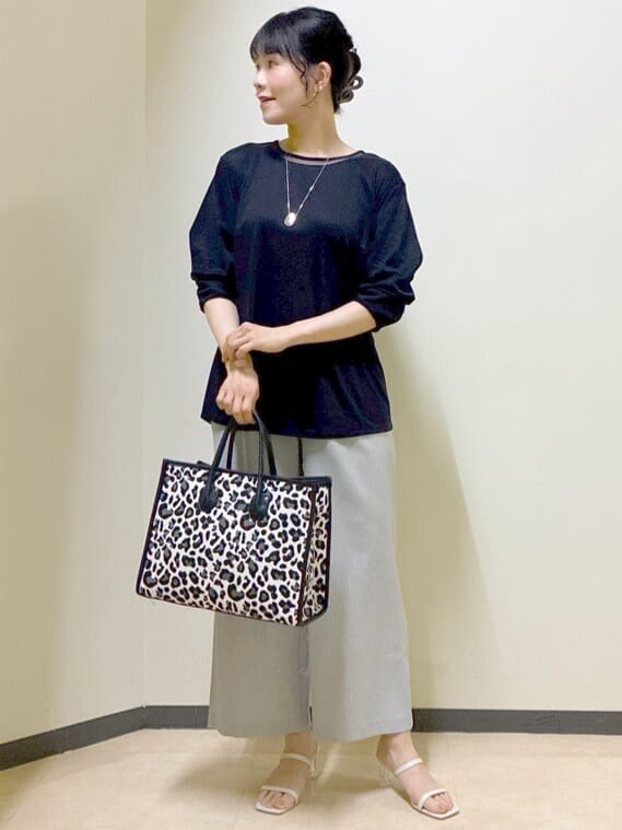ブルー系のTシャツ/カットソー、グレー系のその他パンツ、ホワイト系のTシャツ/カットソーを着用したレディースの夏コーディネートの7枚目の写真