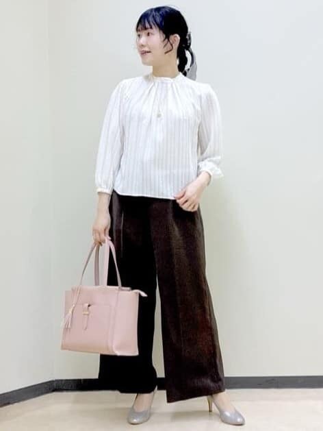 グリーン系のノーカラージャケット、ブラウン系のその他パンツ、ホワイト系のシャツ/ブラウスを着用したレディースの春コーディネートの10枚目の写真