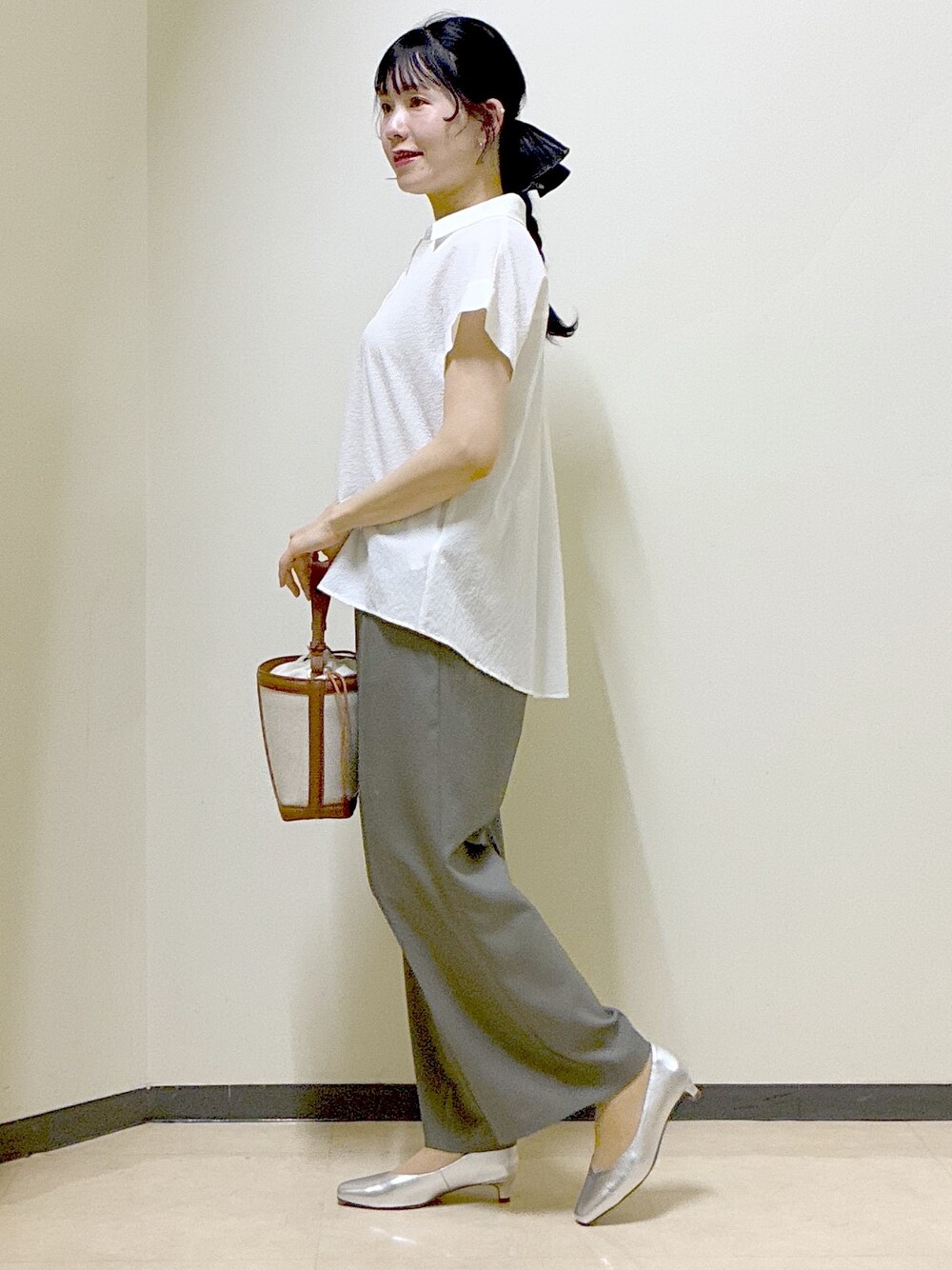 ホワイト系のシャツ/ブラウス、オレンジ系のカーディガン/ボレロ、ベージュ系のその他パンツを着用したレディースの春コーディネートの2枚目の写真