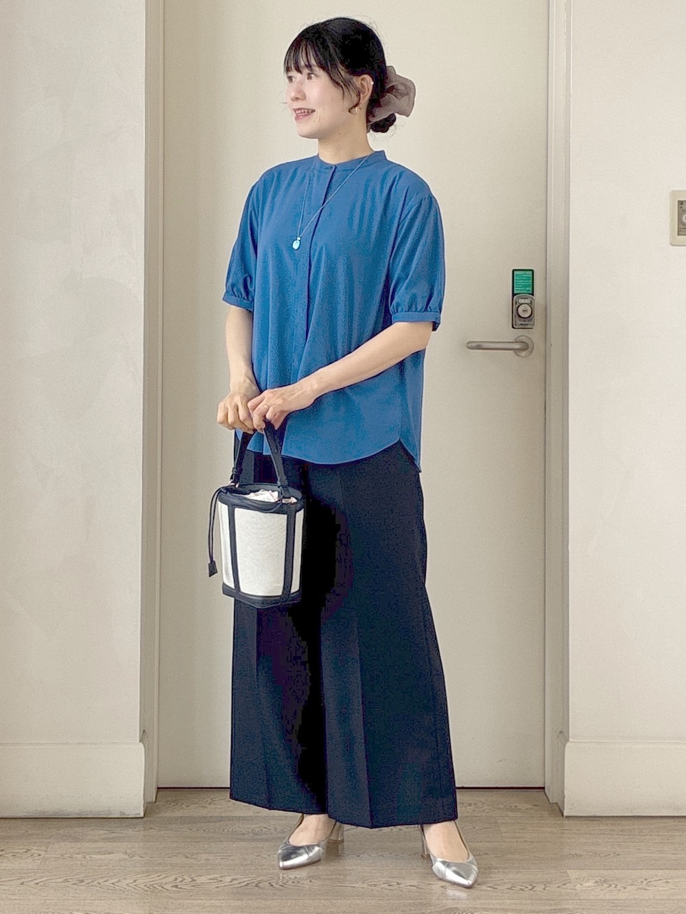ブルー系のシャツ/ブラウス、ブルー系のその他パンツ、ブルー系のショルダーバッグを着用したレディースの夏コーディネートの6枚目の写真