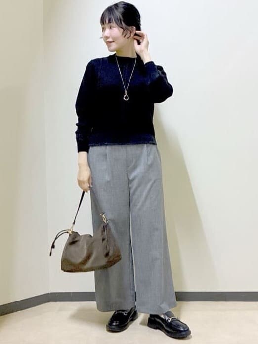 ブラック系のニット/セーター、グレー系のその他パンツ、ブラウン系のショルダーバッグを着用したレディースの冬コーディネートの8枚目の写真