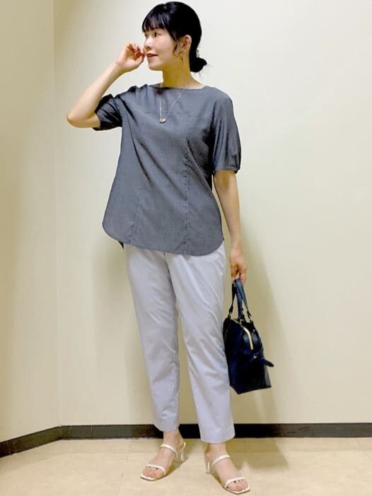 ブルー系のシャツ/ブラウス、パープル系のその他パンツ、ブラック系のその他パンツを着用したレディースの夏コーディネートの5枚目の写真
