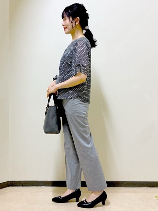 グレー系のノーカラージャケット、ブルー系のシャツ/ブラウス、グレー系のその他パンツを着用したレディースの夏コーディネートの2枚目の写真