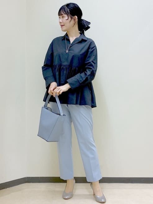 ブルー系のシャツ/ブラウス、ブルー系のその他パンツ、ホワイト系のカーディガン/ボレロを着用したレディースの春コーディネートの8枚目の写真