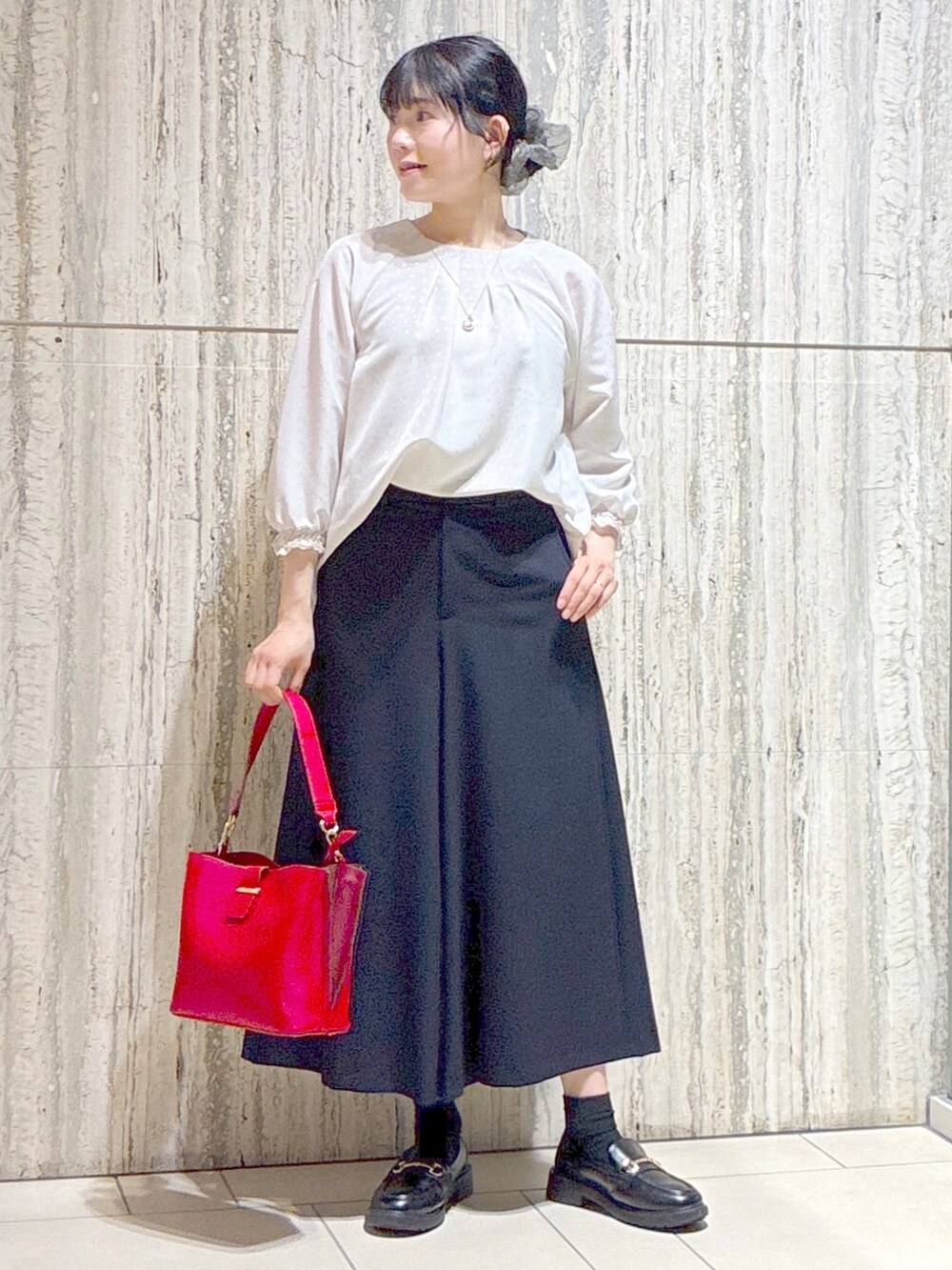 ベージュ系のシャツ/ブラウス、ブルー系のその他パンツ、レッド系のトートバッグを着用したレディースの秋コーディネートの9枚目の写真